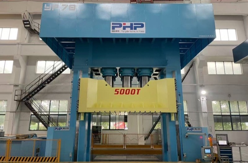 Hvilke typer materialer kan en termoplastisk presse behandle?